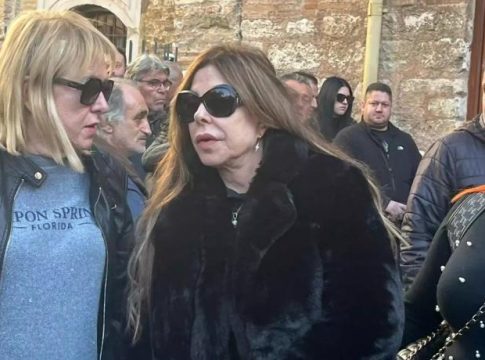 Βασίλης Καρράς: «Λύγισε» η Άντζελα Δημητρίου στο τελευταίο αντίο – «Θα τον αγαπάω και θα τον σκέφτομαι πάντα» (vid)