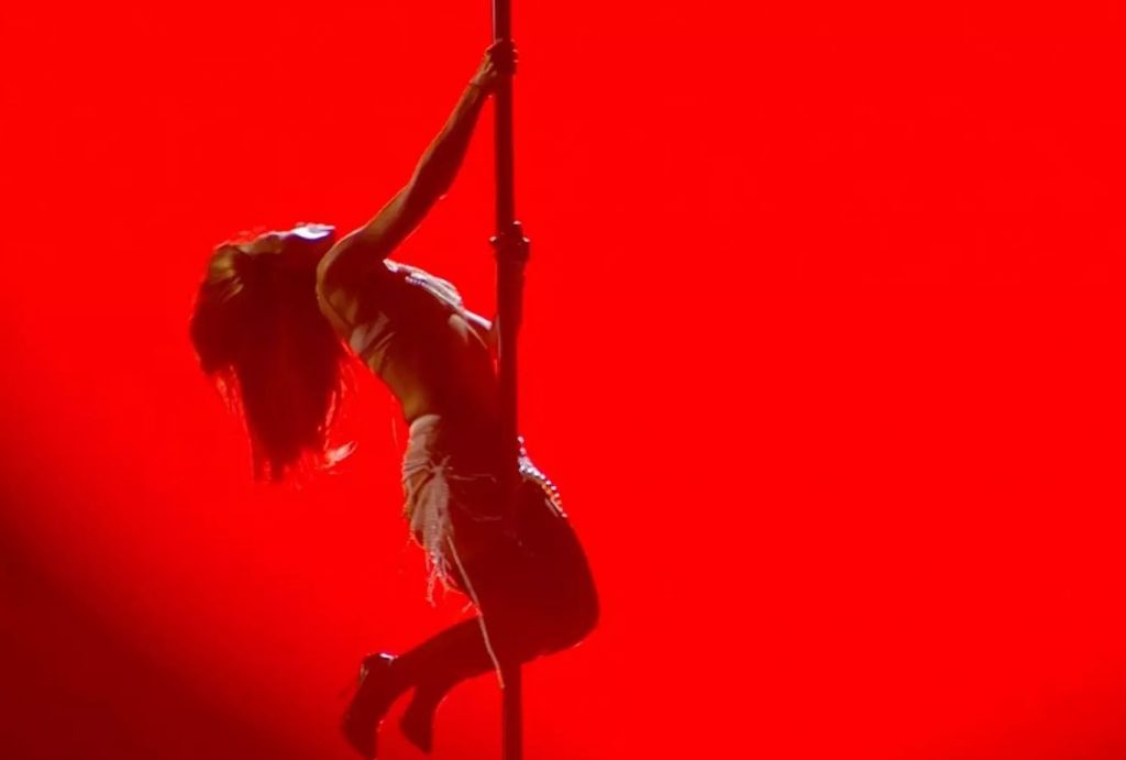 Κρατηθείτε: Το pole dancing της Φουρέιρα… κολάζει και Αγίους! (vid)