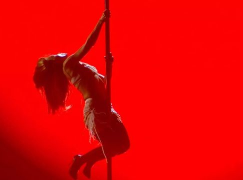 Κρατηθείτε: Το pole dancing της Φουρέιρα… κολάζει και Αγίους! (vid)