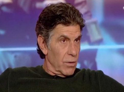 «Κόλαφος» ο Γιάννης Μπέζος: «Ό,τι χειρότερο υπάρχει οι μαμάδες – Ο Χίτλερ μπροστά στην ελληνική οικογένεια είναι αρνί»