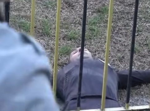 Αυτά μόνο στην Ελλάδα: Βοηθός διαιτητή χάνει τις αισθήσεις του επειδή τον άγγιξε φίλαθλος (vid)