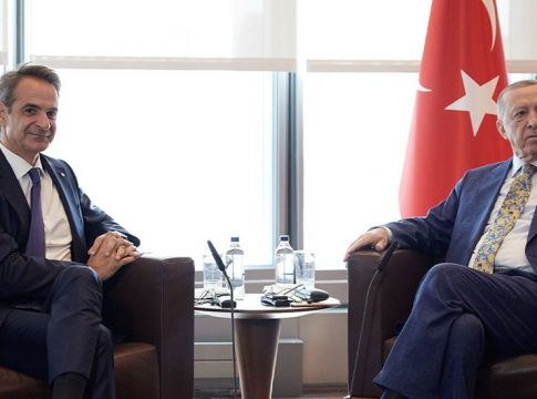 Έμφαση στις κόκκινες γραμμές από την αντιπολίτευση εν όψει της συνάντησης Μητσοτάκη-Ερντογάν