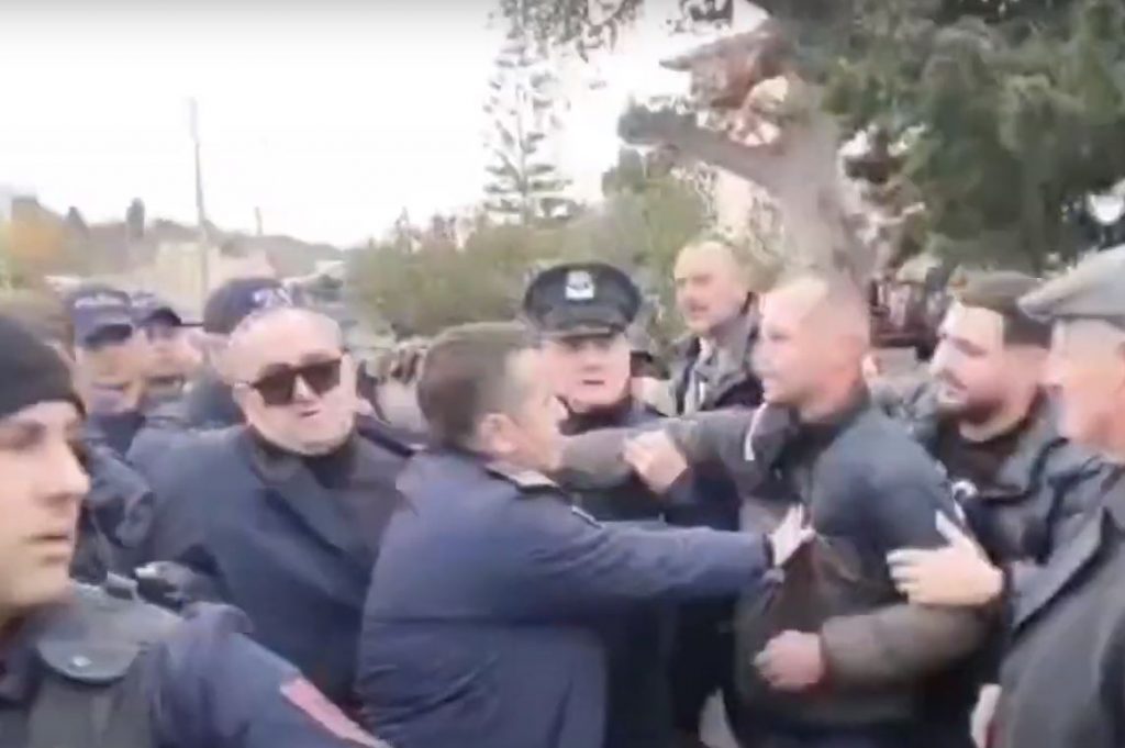 Εικόνες ντροπής από την αλβανική αστυνομία στην κηδεία της γιαγιάς του Φρέντι Μπελέρη