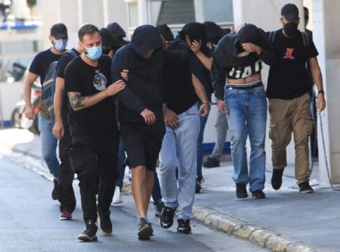 Νέα Φιλαδέλφεια: Ξεκίνησαν οι συμπληρωματικές απολογίες των 105 συλληφθέντων για τη δολοφονία Κατσουρή