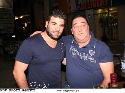«Να μου τον κάνεις μια αγκαλιά» – Το «αντίο» της μητέρας του Παντελίδη στον Καρρά