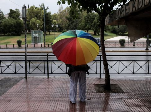 Καιρός: Τοπικές βροχές και νέα πτώση της θερμοκρασίας