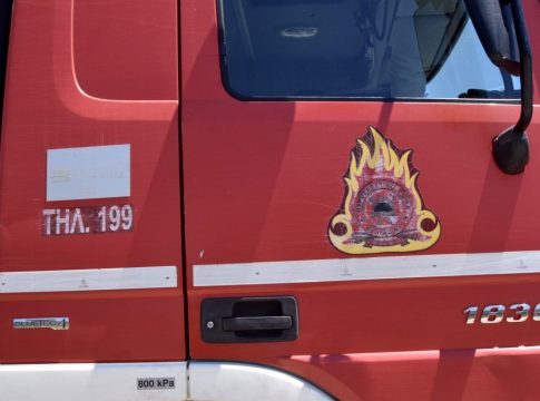 Συναγερμός για φωτιά σε κτίριο στην οδό Βουλής στην Αθήνα – Στο σημείο ισχυρές δυνάμεις της Πυροσβεστικής