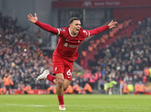 Δεν παραχωρείται στη Ρεάλ και υπογράφει νέο συμβόλαιο με τη Λίβερπουλ ο Άρνολντ