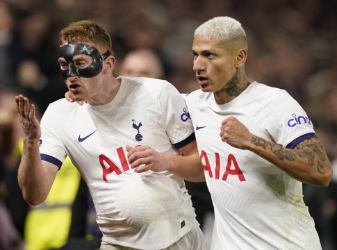«Σπιρούνια» και πολλή ένταση στο Άνφιλντ