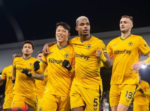 Διπλώνουν τους άσους