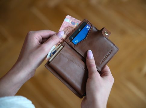 Ευρωβαρόμετρο: Σε τραγική θέση η Ελλάδα – 8 στους 10 δεν μπορούν να πληρώσουν τους λογαριασμούς