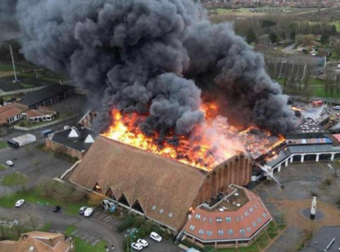Σοκ: Καταστράφηκε ολοκληρωτικά από φωτιά γήπεδο μπάσκετ (pics, vid)