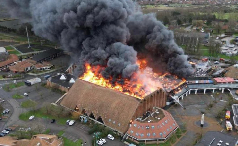 Σοκ: Καταστράφηκε ολοκληρωτικά από φωτιά γήπεδο μπάσκετ (pics, vid)
