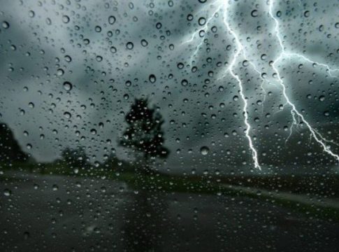 Επελαύνει η κακοκαιρία: Βροχές, καταιγίδες και θυελλώδεις άνεμοι – Δεμένα τα πλοία στα λιμάνια