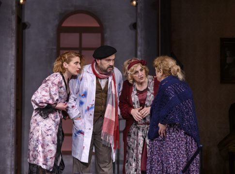 Το θρυλικό «Έκτο Πάτωμα» επιστρέφει στη σκηνή του Παλλάς για (λίγες) τελευταίες παραστάσεις