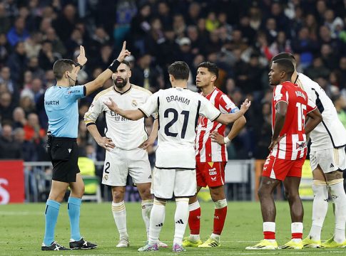 VAR: «Ο Βινίσιους χτυπά τον αντίπαλο» – Διαιτητής: «Εντάξει, συνεχίζουμε» (vid)