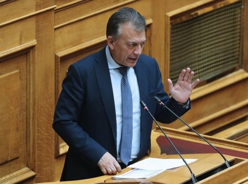 Πετά την… μπάλα στην εξέδρα ο Βρούτσης – Δηλώνει ότι «η κυβέρνηση δεν θέλει να παρέμβει στο πρωτάθλημα»