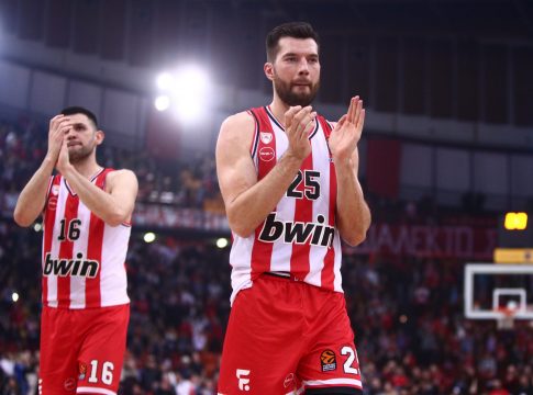 Η «έκρηξη» του ΣΕΦ στο τρίποντο του ΜακΚίσικ και η αγκαλιά του Μπαρτζώκα με τον Μάικ Τζέιμς (vid)