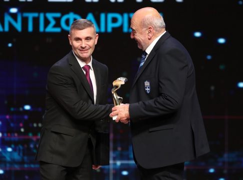 Ο Κρεάνγκα βραβεύτηκε από την Ελληνική Ολυμπιακή Επιτροπή