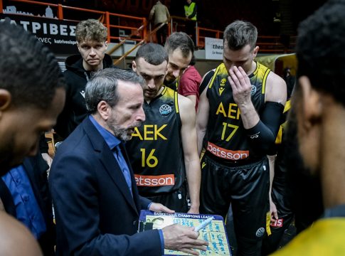 Η ΑΕΚ καταρρέει και ο Πλάθα βρίσκεται με την πλάτη στον τοίχο (vids)