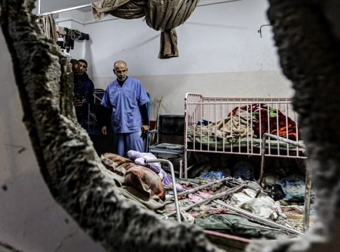 Γάζα: Εντείνονται οι μάχες γύρω από το μεγαλύτερο εν λειτουργία νοσοκομείο – Θα καταρρεύσει, λέει ο ΠΟΥ