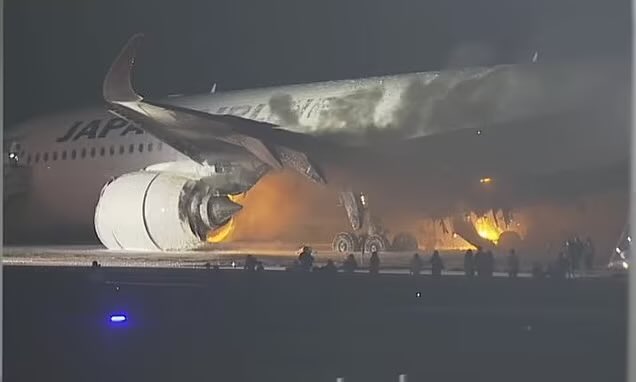 Στις φλόγες επιβατικό αεροσκάφος στο αεροδρόμιο του Τόκιο – Σύγκρουση με άλλο αεροπλάνο