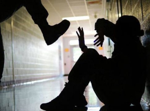 Επέστρεψε στο σχολείο ο 13χρονος που έπεσε θύμα άγριου bullying στην Αγία Παρασκευή – Απουσίαζε ο κακοποιητής