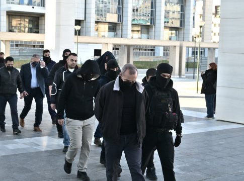 Σε κλίμα έντασης η μεταγωγή των κατηγορουμένων – Η μητέρα της 12χρονης επιτέθηκε στον Μίχο