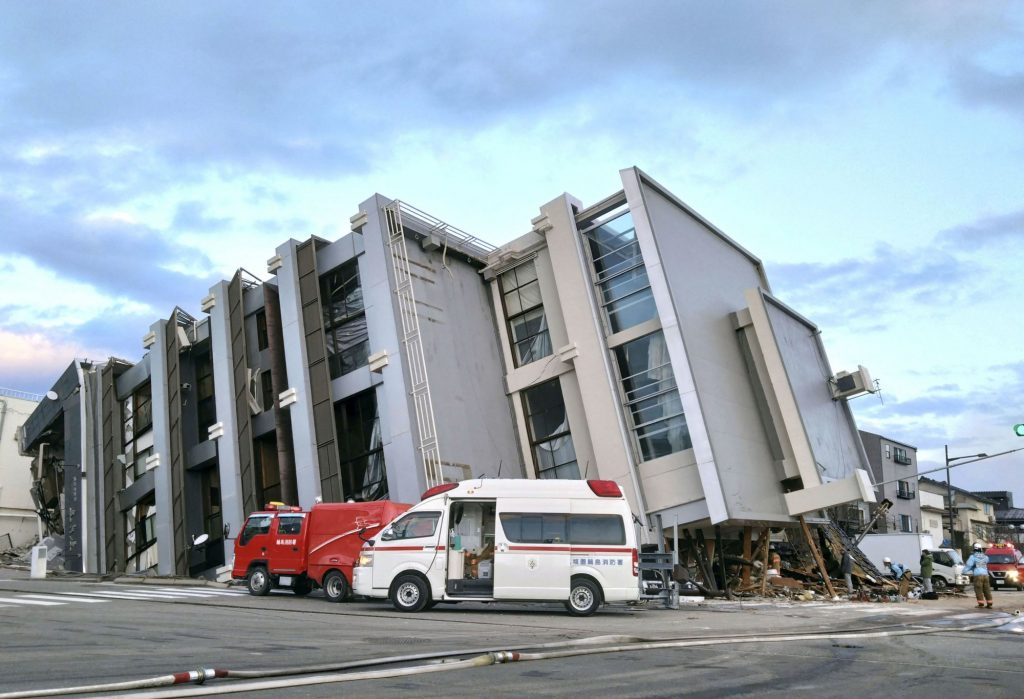 Εικόνες καταστροφής από τον σεισμό – τέρας στην Ιαπωνία – Αυξάνονται οι νεκροί (vids)