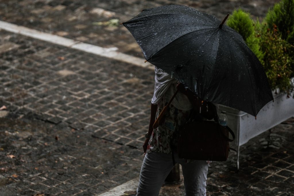 Με βροχές και καταιγίδες υποχωρεί η κακοκαιρία Avgi – Πότε επιστρέφει ο ανοιξιάτικος καιρός