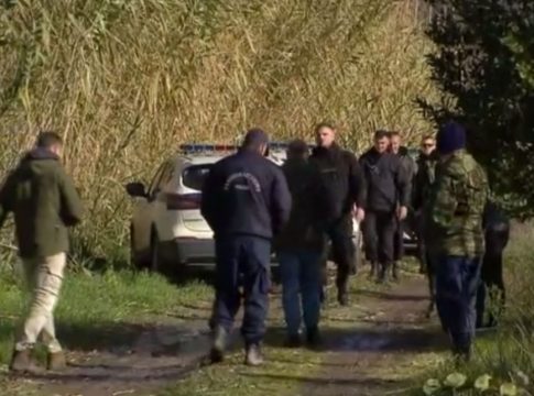 Νέες ομάδες εθελοντών στις έρευνες για τον Μπάμπη – Συγκλονιστικές σκηνές έξω από το δικαστικό μέγαρο