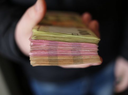 «Δώστε χρήμα στο λαό»: Κοντόφθαλμη λιτότητα vs μακρόπνοες δημόσιες επενδύσεις