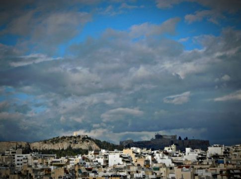 Συννεφιά με ζέστη την Παρασκευή – Χαλάει ο καιρός από τα Θεοφάνεια