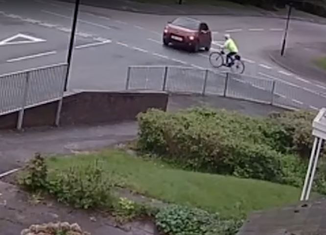Βίντεο σοκ: Η στιγμή που ποδηλάτης εκτινάσσεται στον αέρα μετά από σύγκρουση με αυτοκίνητο