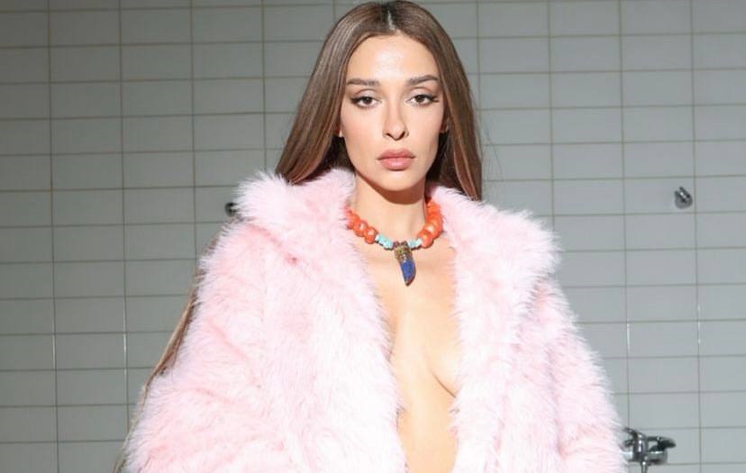 Ελένη Φουρέιρα: Το ποπ είδωλο «ροκάρει» topless τη ροζ γούνα της και το Instagram την προσκυνά