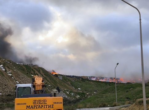 Νάξος: Μεγάλη φωτιά στον ΧΥΤΑ – Συναγερμός στην Πυροσβεστική