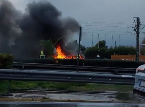 Όχημα τυλίχθηκε στις φλόγες στη λεωφόρο Ποσειδώνος – Δείτε βίντεο