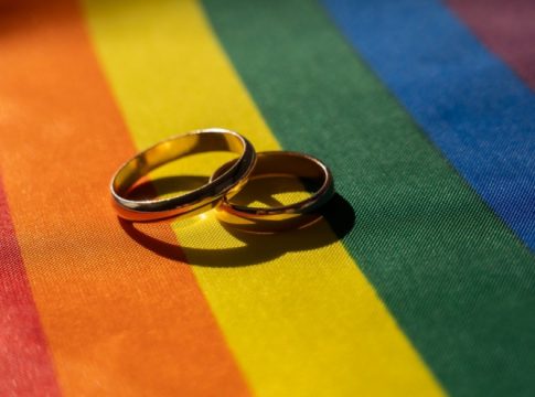 Μύθοι και αλήθειες για το γάμο των ομόφυλων ζευγαριών- Τι αλλάζει και τι όχι με τον νέο νόμο