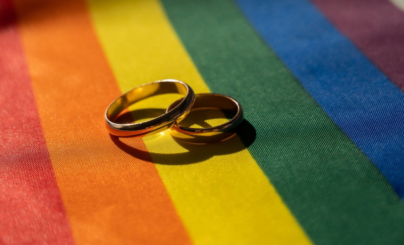 Μύθοι και αλήθειες για το γάμο των ομόφυλων ζευγαριών- Τι αλλάζει και τι όχι με τον νέο νόμο
