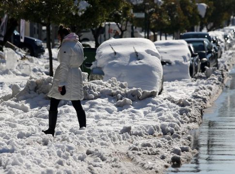 Καιρός: Τις επόμενες ώρες η κορύφωση του χιονιά – Ποιες περιοχές θα ντυθούν στα λευκά