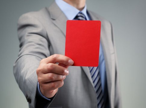 Δημοσκόπηση: Φθορά της κυβέρνησης – «Κόκκινες κάρτες» για ακρίβεια, εγκληματικότητα, δικαιώματα