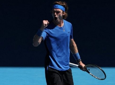 Australian Open: Δύσκολα ο Ρούμπλεφ (2-0) – Εύκολη πρόκριση για Σίνερ (2-1)