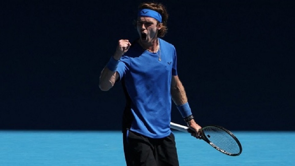 Australian Open: Δύσκολα ο Ρούμπλεφ (2-0) – Εύκολη πρόκριση για Σίνερ (2-1)