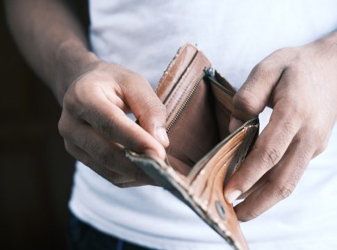 Η Gen Z τα βγάζει πέρα πιο δύσκολα από τη γενιά των γονιών τους