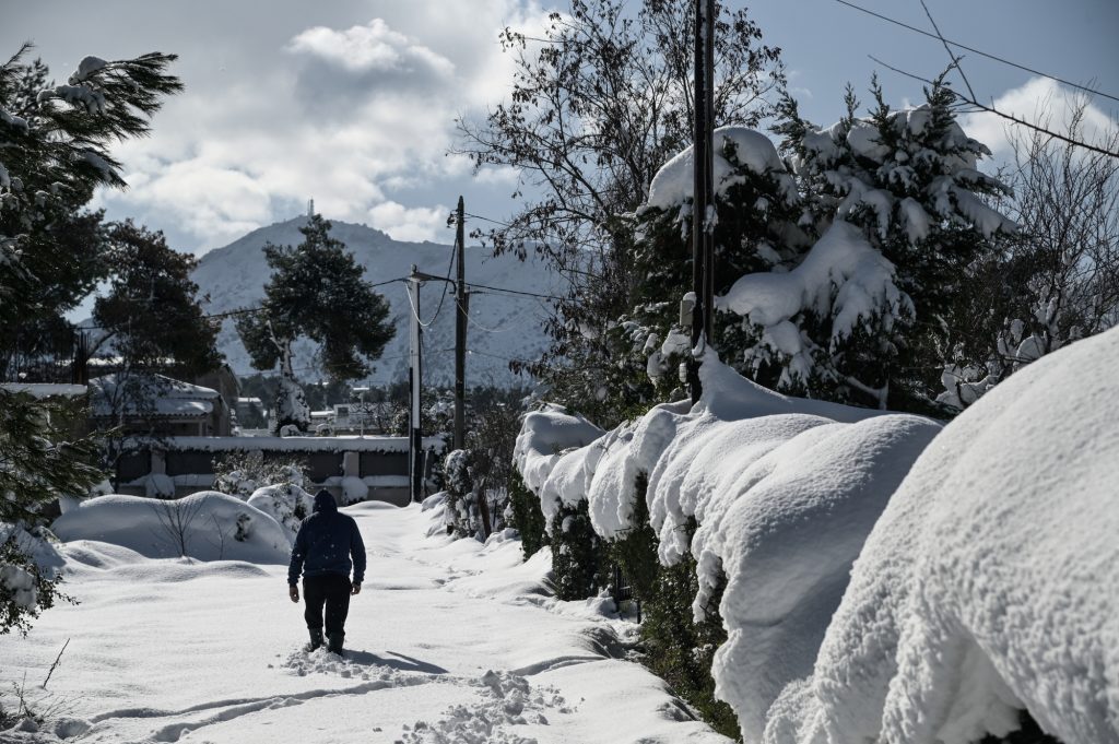 «Χειμωνιάτικη φωτοβολίδα» πριν τις Αλκυονίδες – Μπόρες χιονιού και στην Αττική