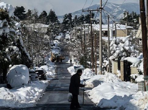 Καιρός: Χιόνια και τσουχτερό κρύο από την Κυριακή – Η πορεία της ψυχρής μάζας που θα εισβάλει στη χώρα