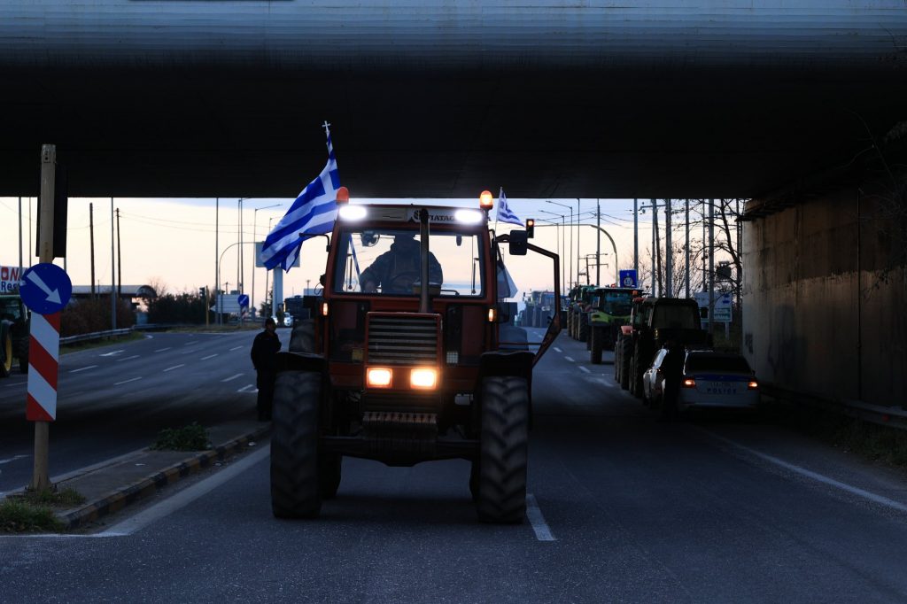 Ένταση με αγρότες στο αεροδρόμιο Αλεξανδρούπολης – «Ο Αυγενάκης ακύρωσε συνάντηση που είχε προγραμματιστεί»