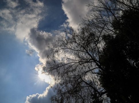 Καιρός: Άνοδος της θερμοκρασίας σήμερα πριν το τριήμερο της κακοκαιρίας