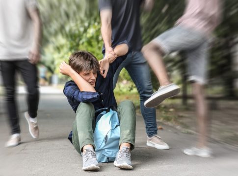 Ποιος ο ρόλος των εκπαιδευτικών στην καταπολέμηση της βίας μεταξύ ανηλίκων – Τι λένε επιστήμονες