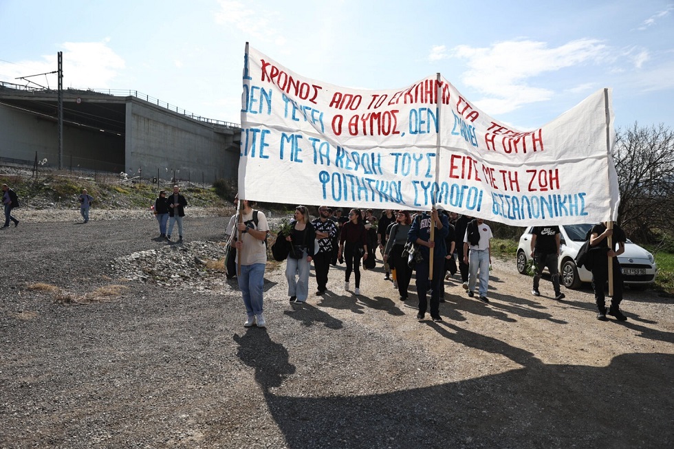 Τέμπη: Συγκέντρωση φοιτητών στο σημείο του δυστυχήματος